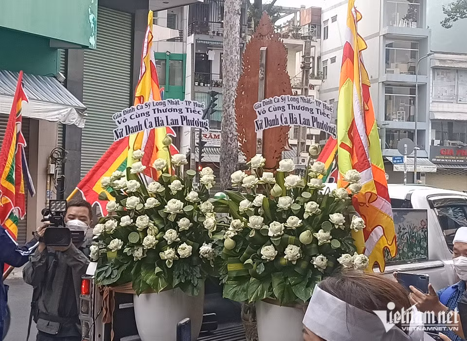 Dù không thể có mặt trực tiếp tiễn đưa Hà Lan Phương lần cuối, ca sĩ Long Nhật vẫn gửi hoa viếng, bày tỏ thương tiếc trước sự ra đi đột ngột của giọng ca Tình si.