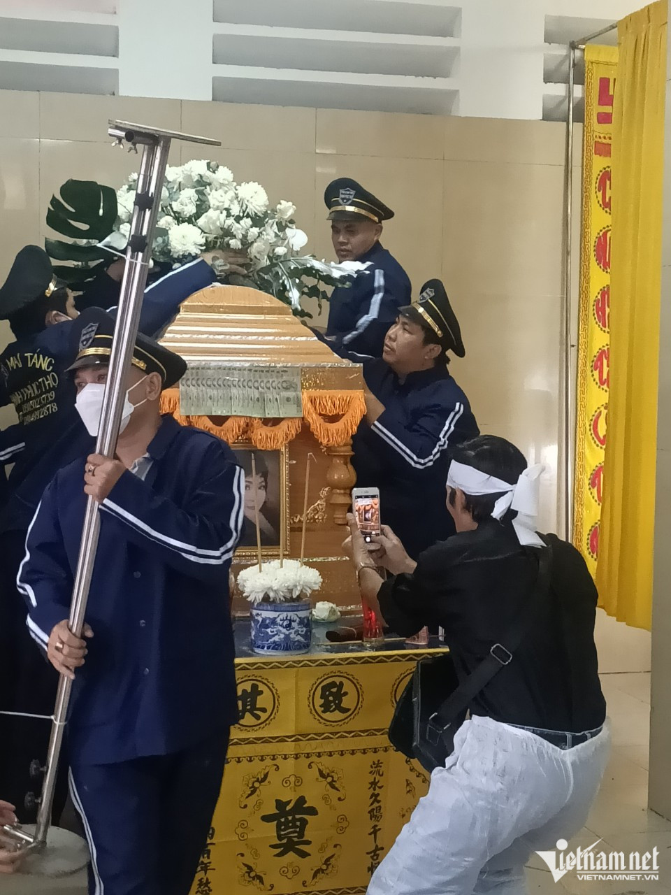 Trong lúc di quan, chồng nữ ca sĩ tranh thủ ghi lại những khoảnh khắc bên chị lần cuối.