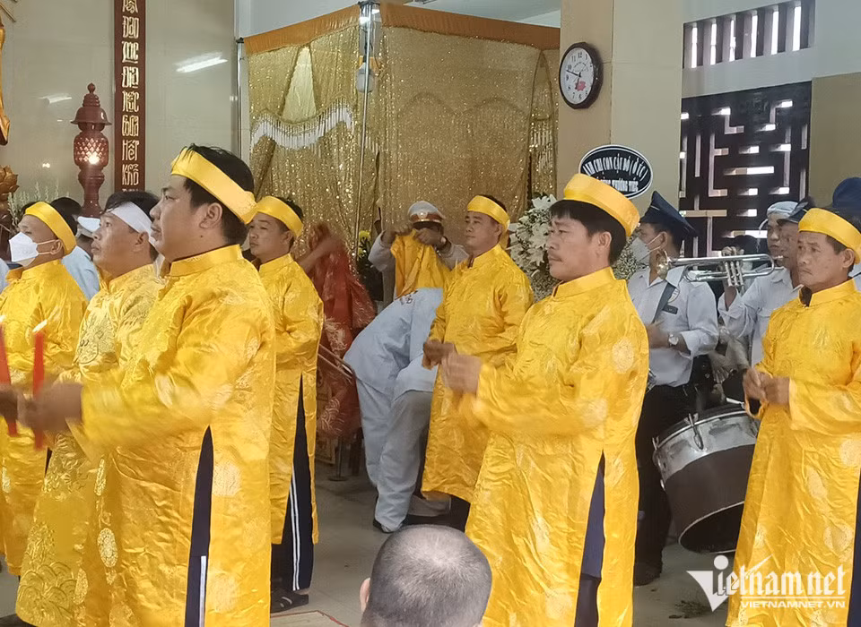 Đúng 7h, đoàn tang lễ thực hiện các nghi thức di quan và đưa cố ca sĩ Hà Lan Phương về nơi an nghỉ cuối cùng. Trước đây, giọng ca Em muốn quên anh từng có mong ước được hát đến năm 80 tuổi, nhưng mãi mãi không thực hiện được.