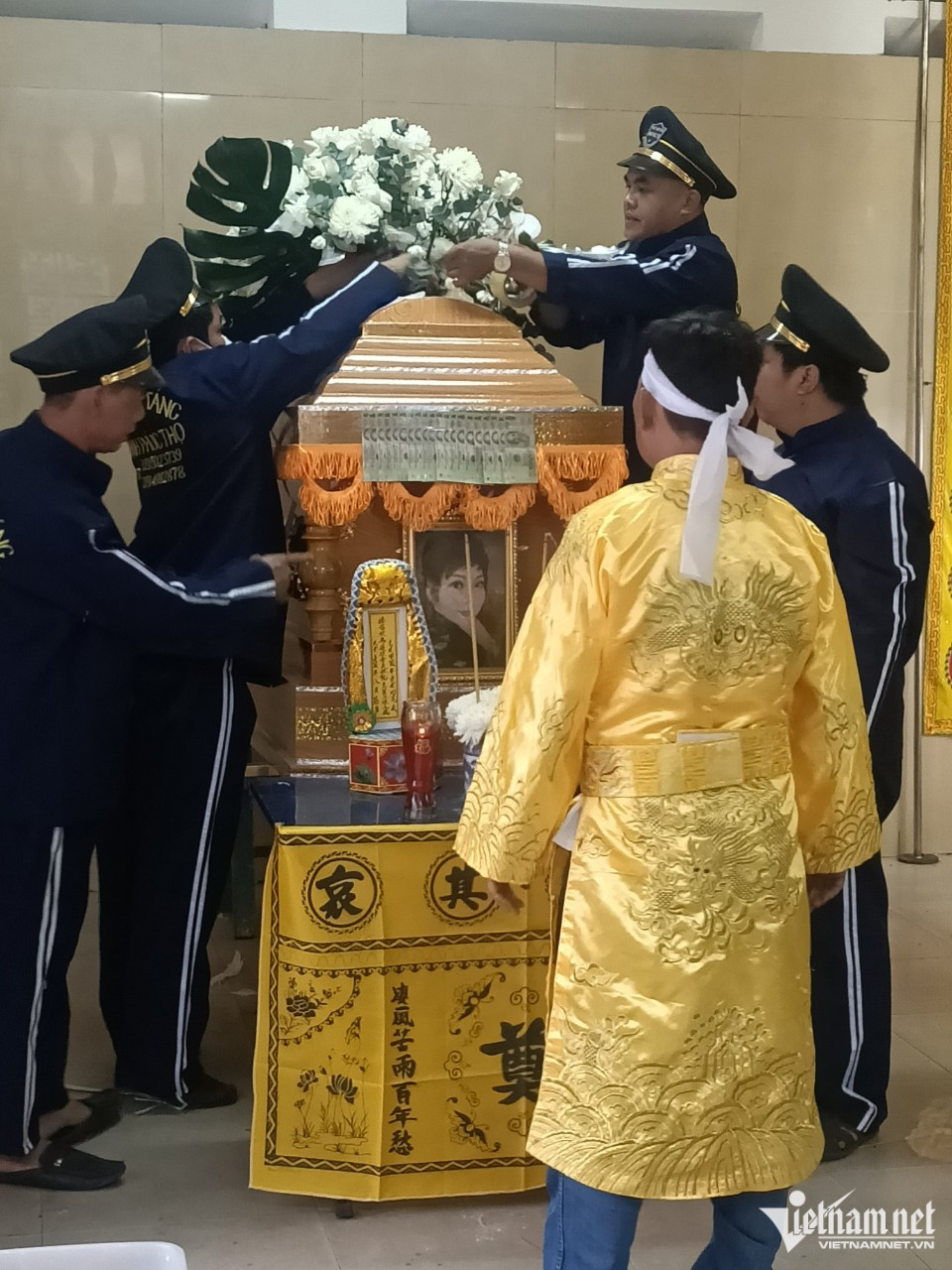 Sáng 22/9, lễ động quan ca sĩ Hà Lan Phương diễn ra tại chùa Ấn Quang (đường Sư Vạn Hạnh, Q.10) và di quan an táng tại phần đất thuộc chùa Phước Long, Quận 6, TP. HCM.