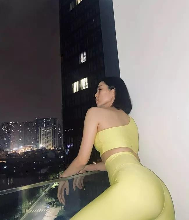 Dù bị chỉ trích vì khoe thân quá đà nhưng cô bỏ ngoài tai và chăm chỉ up hình ở góc máy hiểm hóc.