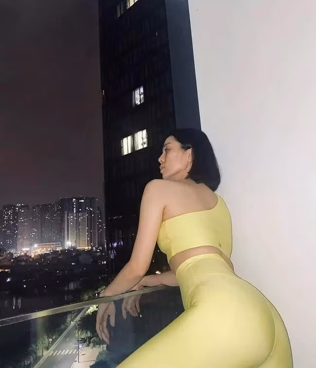 Dù bị chỉ trích vì khoe thân quá đà nhưng cô bỏ ngoài tai và chăm chỉ up hình ở góc máy hiểm hóc.