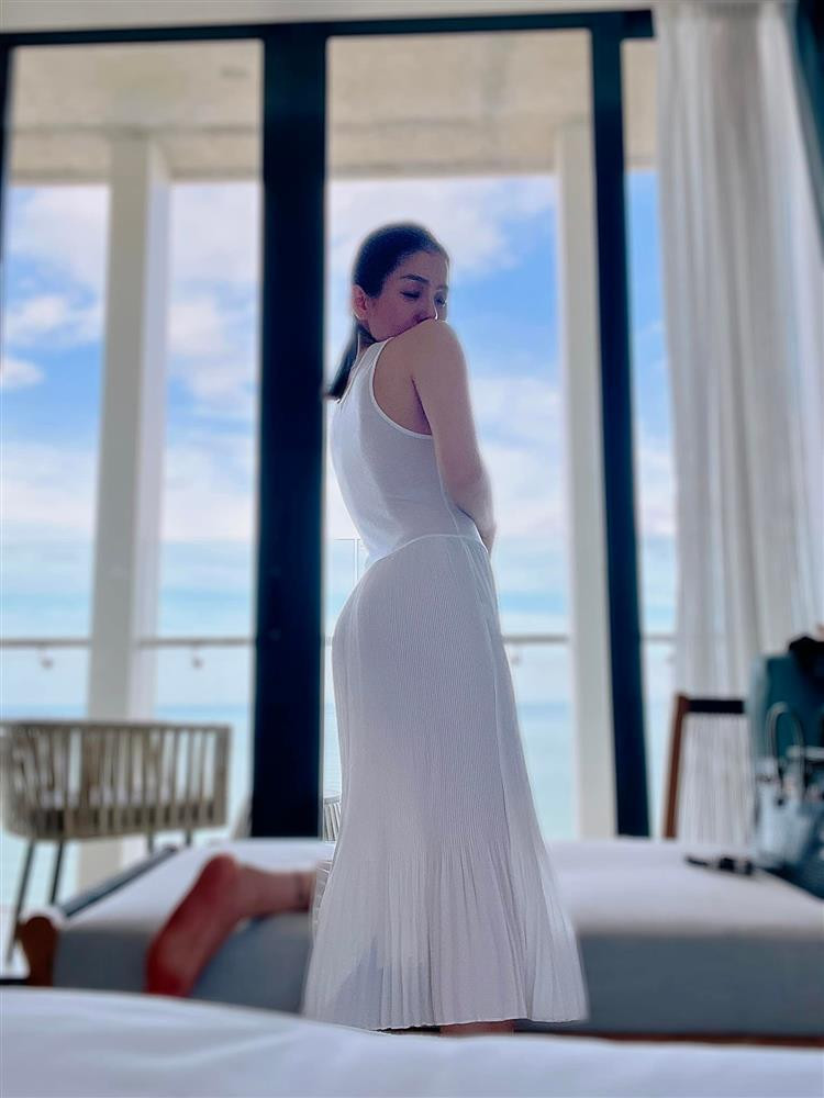 Người tình Lâm Bảo Châu nghiện khoe vòng 3 với nhiều tư thế nhìn mà đau lưng.