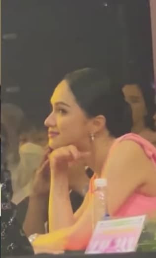 Hương Giang phản ứng gì khi được Đàm Vĩnh Hưng hôn? Huong Giang phan ung gi khi duoc Dam Vinh Hung hon?