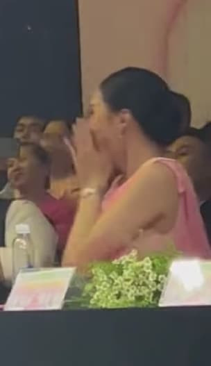 Hương Giang phản ứng gì khi được Đàm Vĩnh Hưng hôn? - Hình 3 Huong Giang phan ung gi khi duoc Dam Vinh Hung hon?-Hinh-3