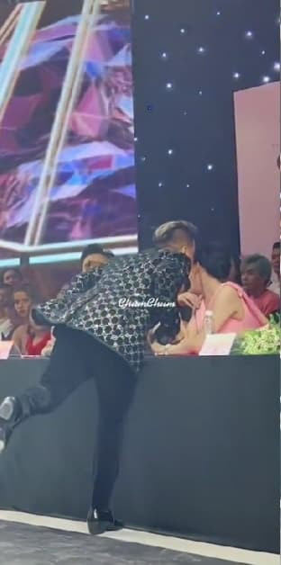 Hương Giang phản ứng gì khi được Đàm Vĩnh Hưng hôn? - Hình 2 Huong Giang phan ung gi khi duoc Dam Vinh Hung hon?-Hinh-2