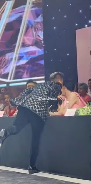 Huong Giang phan ung gi khi duoc Dam Vinh Hung hon?-Hinh-2