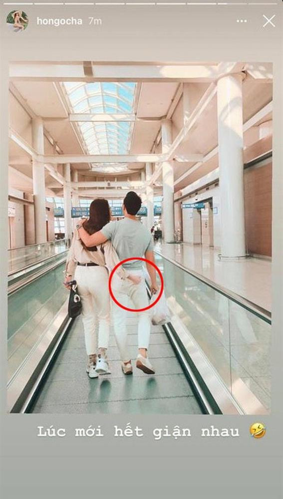 hông riêng gì Kim Lý, Hà Hồ cũng từng có hành động đặt tay lên vòng 3 của người tình như một cách "đánh dấu chủ quyền".