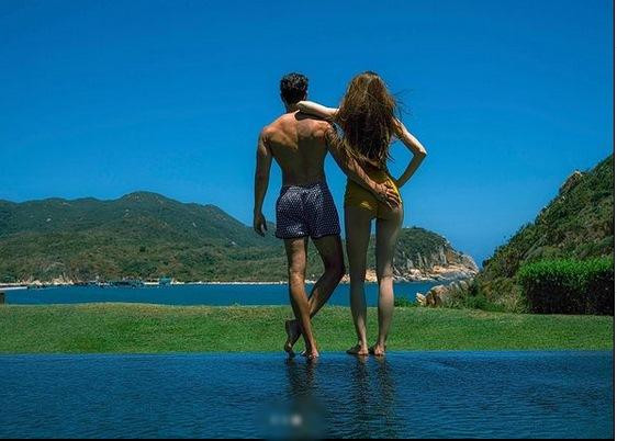 ây không phải lần đầu, nam diễn viên "Hương Ga" bị soi khoảnh khắc kém duyên như thế này. Trong chuyến du lịch ở khu nghỉ dưỡng 6 sao, Kim Lý cũng động chạm vòng 3 của Hà Hồ, thả dáng ở bể bơi vô cực. Với góc máy từ phía sau, body của cặp trai tài gái sắc khiến khán giả trầm trồ, mlem.