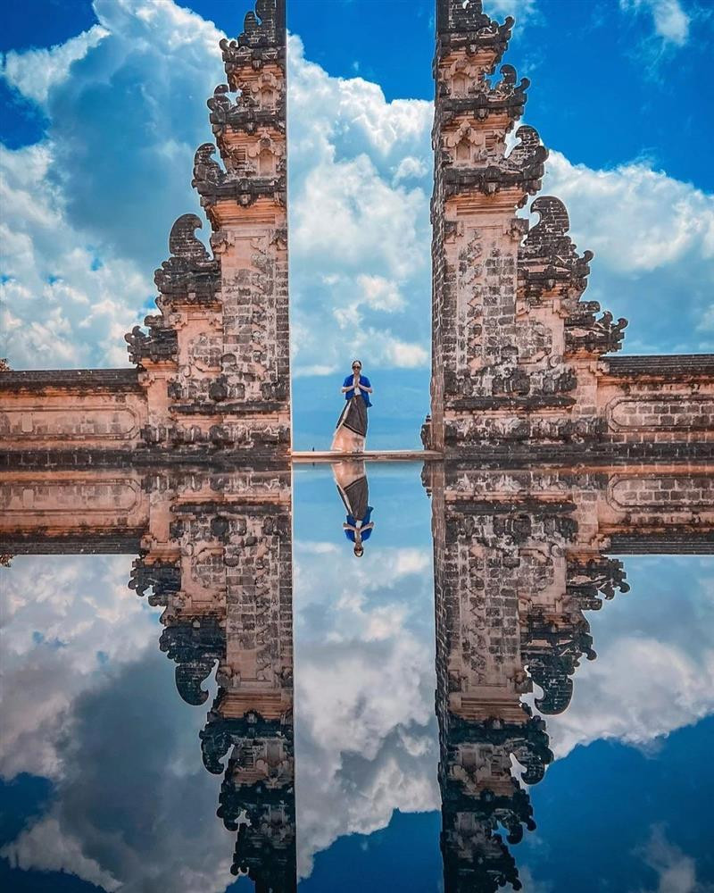 Tuy nhiên, do đây là nơi linh thiêng nên có quy định rất khắt khe về trang phục. Đó là cần cần mặc sarong – trang phục truyền thống của người Indonesia hoặc mặc các trang phục dài quá đầu gối và không được để lộ vai.