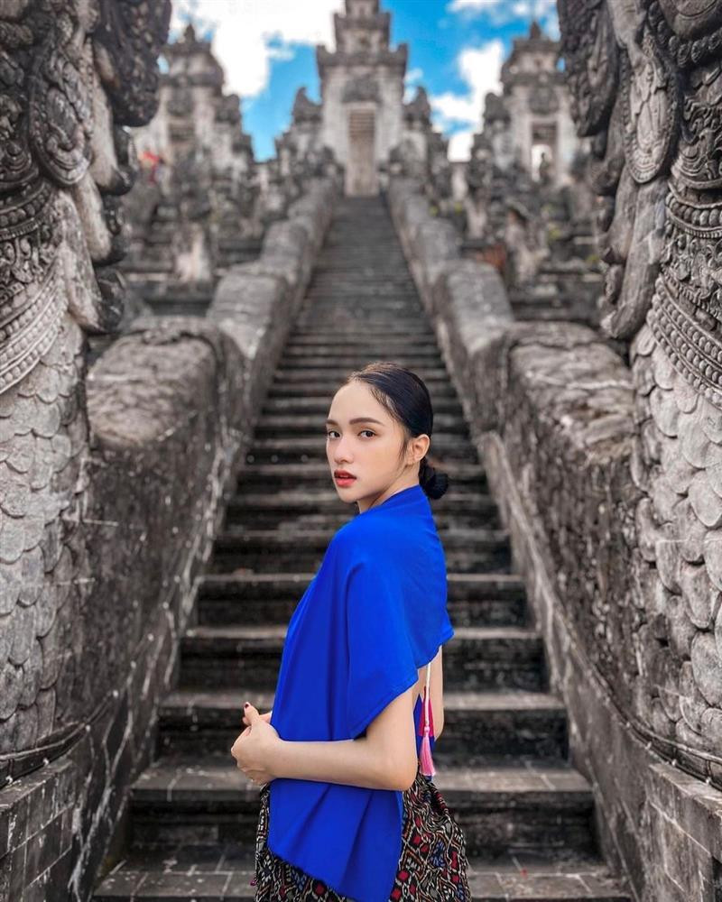 Với thần thái và nhan sắc vốn có, Hương Giang dĩ nhiên không bị "dìm hàng" quá nhiều với set đồ quấn tạm này.