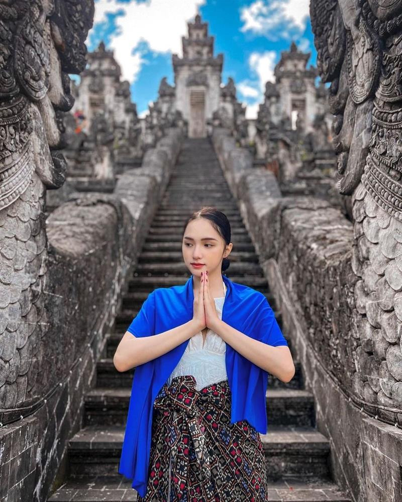 Tuy nhiên, nếu có sự chuẩn bị từ trước thì chắc Hoa hậu Hương Giang sẽ có những bức ảnh chỉn chu hơn. Ngoài việc lưu ý ăn mặc, những ai muốn chụp ảnh lưu niệm tại đây cũng cần lưu ý rằng không được hôn nhau thậm chí chỉ là nụ hôn chớp nhoáng để lên hình nữa nhé.