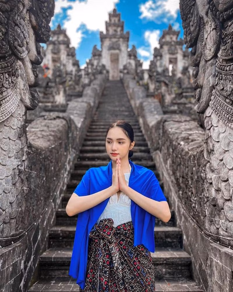 Tuy nhiên, nếu có sự chuẩn bị từ trước thì chắc Hoa hậu Hương Giang sẽ có những bức ảnh chỉn chu hơn. Ngoài việc lưu ý ăn mặc, những ai muốn chụp ảnh lưu niệm tại đây cũng cần lưu ý rằng không được hôn nhau thậm chí chỉ là nụ hôn chớp nhoáng để lên hình nữa nhé.