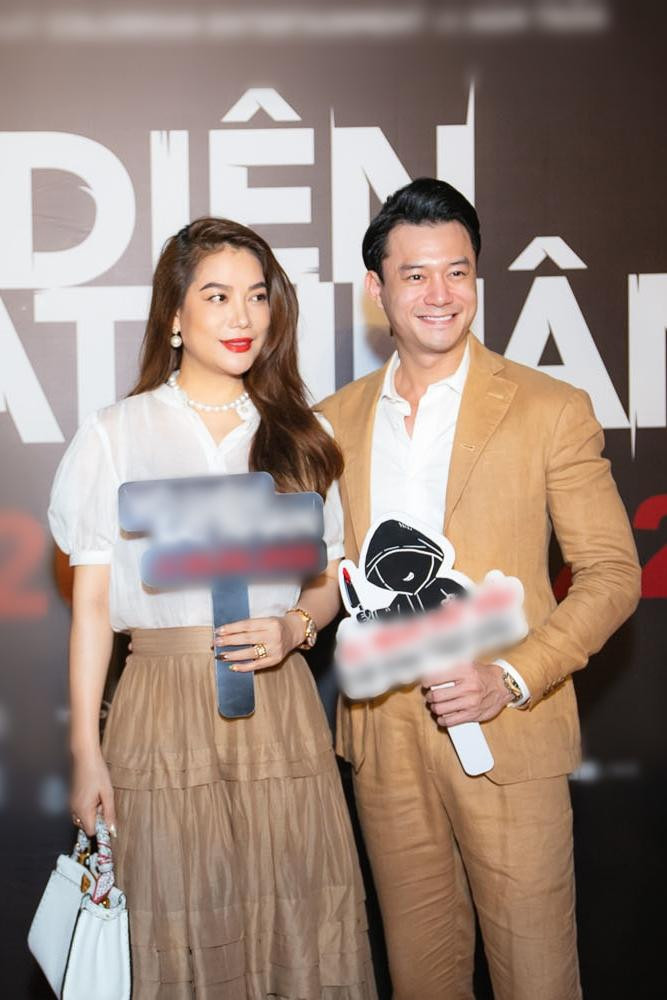 Mới đây, Trương Ngọc Ánh cùng bạn trai kém 14 tuổi đã xuất hiện ở buổi công chiếu phim mới mà người em thân thiết là Hiếu Nguyễn đóng chính. Dù cặp đôi lên đồ ton-sur-ton nhưng Anh Dũng bị mất điểm nhẹ vì chiếc quần hơi nhàu nhĩ.