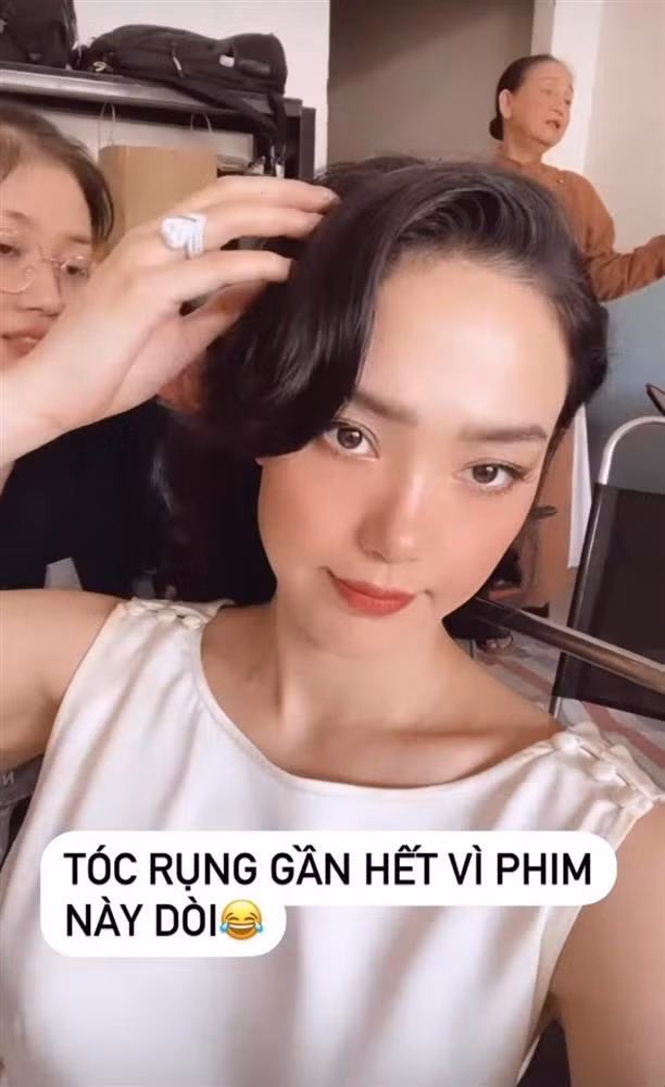 Dù được chồng mới cưới cưng như trứng mỏng, Minh Hằng liên tục than thở về việc tóc rụng như mưa vì phải tạo kiểu liên tục.