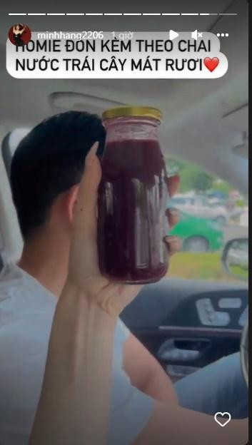 Sau đám cưới với chồng đại gia hơn 10 tuổi, Minh Hằng lao vào các dự án tiếp nối mà không đi nghỉ tuần trăng mật. Tuy nhiên, do lịch trình quá bận rộn mà nữ ca sĩ xuống sắc trông thấy. Minh Hằng từng khéo khoe ông xã chu đáo, chiều chuộng vợ khi đi đón và chuẩn bị sẵn đồ uống bổ sung vitamin cho vợ.