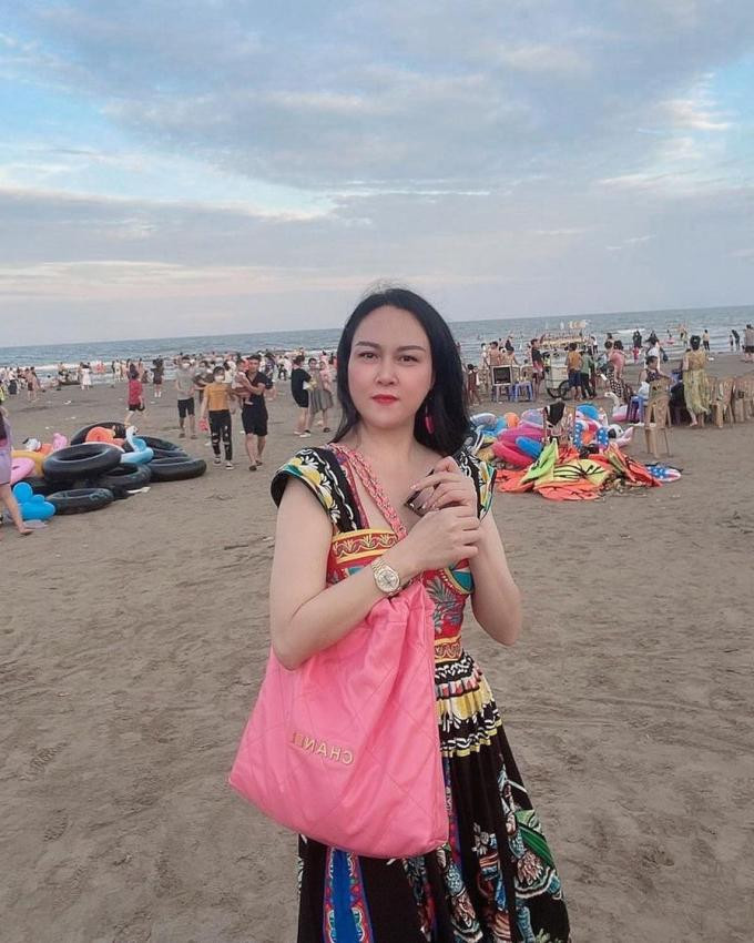 br/> Là người có niềm đam mê vô tận với Chanel nên Phượng Chanel không thể bỏ qua chiếc túi tote bag Chanel 22. Cô mua phiên bản màu hồng mix cùng bộ đầm họa tiết bắt mắt để đi biển. Dù bối cảnh có hơi lộn xộn, đây là lần hiếm hoi Phượng Chanel không bị chê vì mix đồ lạc quẻ.