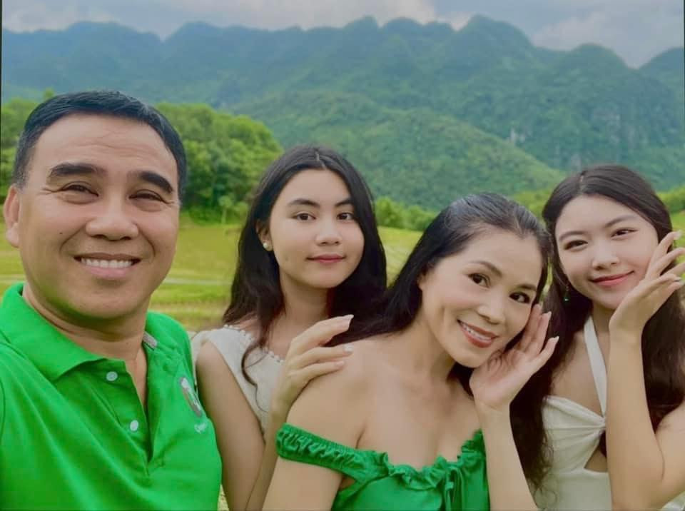 ù không hoạt động trong giới showbiz nhưng vẻ ngoài trẻ trung của doanh nhân Dạ Thảo vẫn thu hút sự chú ý.