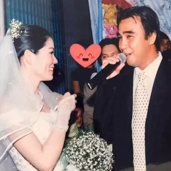 Cô dâu Dạ Thảo xinh đẹp trong bộ váy cưới màu trắng đến tận bây giờ, thiết kế hay cách trang điểm, làm tóc của vợ Quyền Linh vẫn chẳng hề lỗi mốt. Chú rể bảnh bao trong bộ suit trắng khoe vẻ ngoài điển trai như tài tử. Cô dâu được rước bằng xích lô xịn mịn.