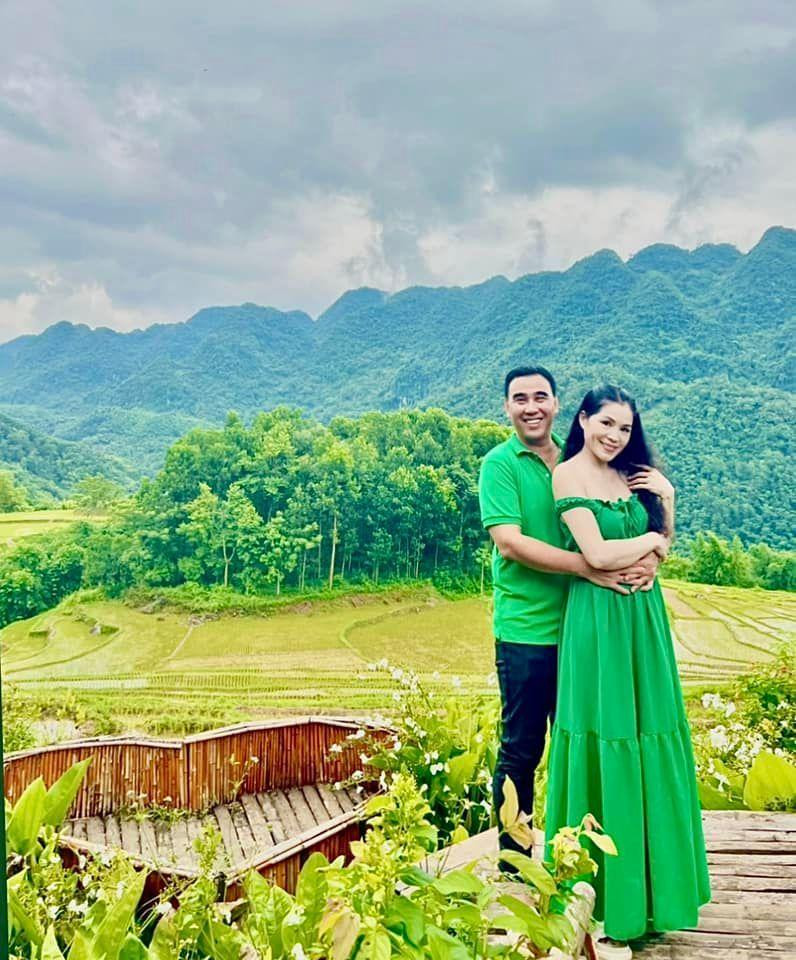 ạ Thảo và Quyền Linh ôm ấp nhau siêu tình tứ.