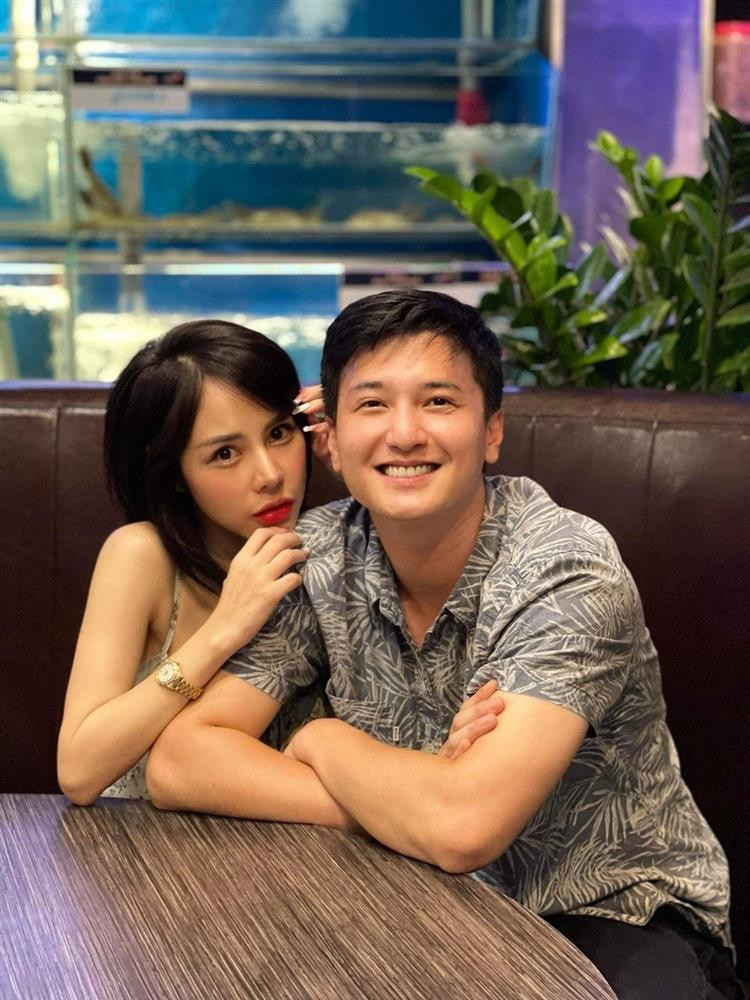 Mới đây, bạn gái hơn 6 tuổi của diễn viên Huỳnh Anh thu hút sự chú ý khi công khai sẵn sàng chi 2000$ (gần 50 triệu đồng) cho ai tìm ra bằng chứng từng "dao kéo" phần cằm. Bạch Lan Phương cho biết bản thân có gương mặt tự nhiên. Đồng thời, người đẹp cũng tiết lộ từng cho những nhân viên spa, gội đầu thoải mái vặn, véo chiếc cằm của mình. Theo các bài bình luận của dân mạng, phần đông đưa ra quan điểm cho rằng bạn gái Huỳnh Anh đã tác động thẩm mỹ quá đà khiến gương mặt cứng nhắc như ma-nơ-canh. Có người còn nặng lời cho rằng, cô là sản phẩm thẩm mỹ lỗi "mồm méo, cằm thì nhọn hoắt, nhìn kiểu phẫu thuật quá đà", "trông thấy gớm",...