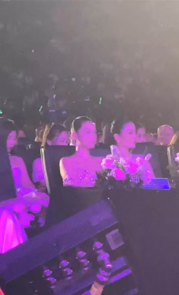 Lệ Quyên - Hồ Ngọc Hà phản ứng thế nào khi ngồi chung bàn tiệc? - Hình 6 Le Quyen - Ho Ngoc Ha phan ung the nao khi ngoi chung ban tiec?-Hinh-6