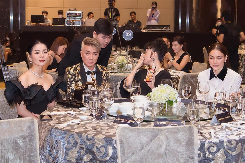 Le Quyen - Ho Ngoc Ha phan ung the nao khi ngoi chung ban tiec?-Hinh-3