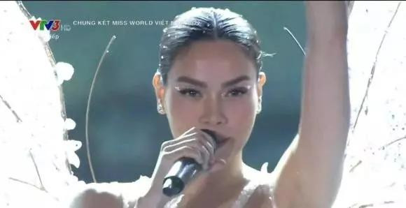 Le Quyen - Ho Ngoc Ha phan ung the nao khi ngoi chung ban tiec?-Hinh-4