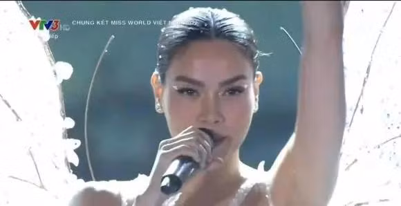 Le Quyen - Ho Ngoc Ha phan ung the nao khi ngoi chung ban tiec?-Hinh-4