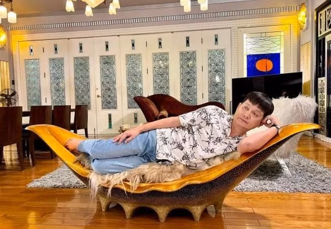 NSƯT Hữu Châu gây cười với kiểu tạo dáng "Nàng tiên cá". 