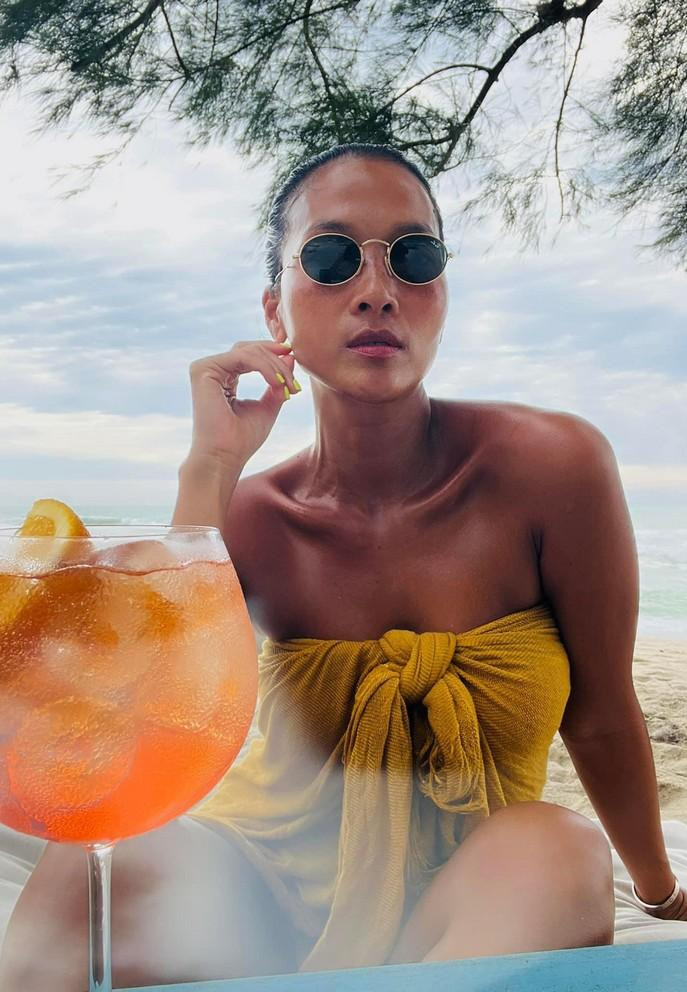 Hoa hậu Diễm Hương, nghệ sĩ Lê Giang nhan sắc khác lạ - Hình 12 Hoa hau Diem Huong, nghe si Le Giang nhan sac khac la-Hinh-12