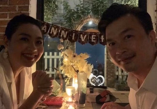 Vợ chồng Lê Khánh - Tuấn Khải kỷ niệm 20 năm bên nhau.