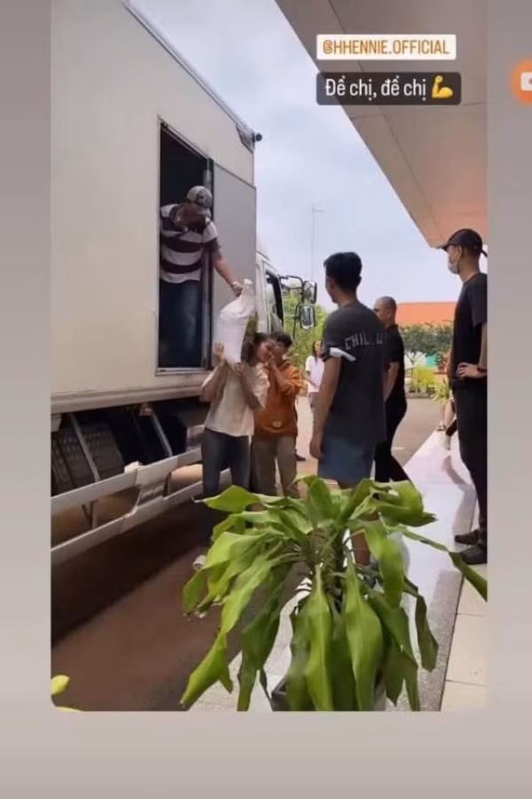 Thậm chí nhan sắc từng đạt Top 5 Miss Universe 2018 còn có thể vác bao gạo phăm phăm trên vai như đàn ông.