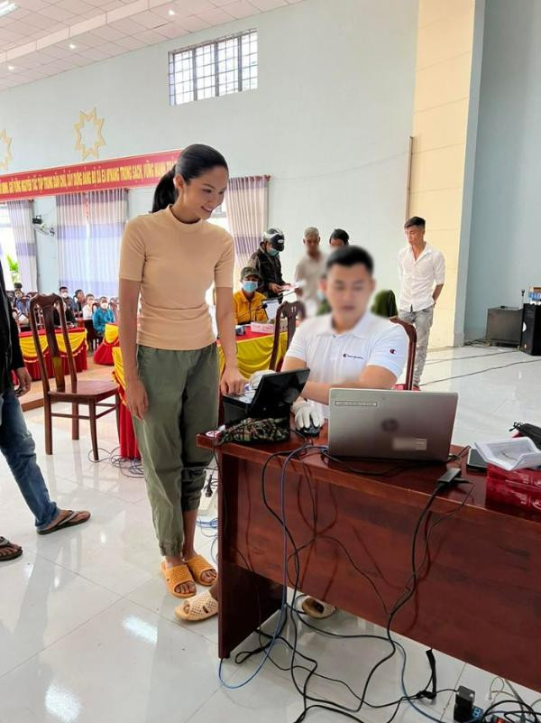 ... thì đi làm CCCD - thứ giấy tờ quan trọng gắn bó trong một thời gian dài mà cô lại xăn mặc xuề xòa đến mức này.