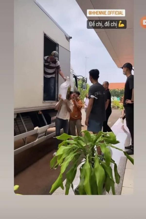 hậm chí nhan sắc từng đạt Top 5 Miss Universe 2018 còn có thể vác bao gạo phăm phăm trên vai như đàn ông.