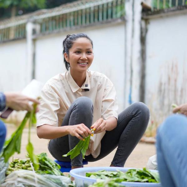 ô tiếp tục chia sẻ loạt ảnh giản dị đi làm từ thiện.