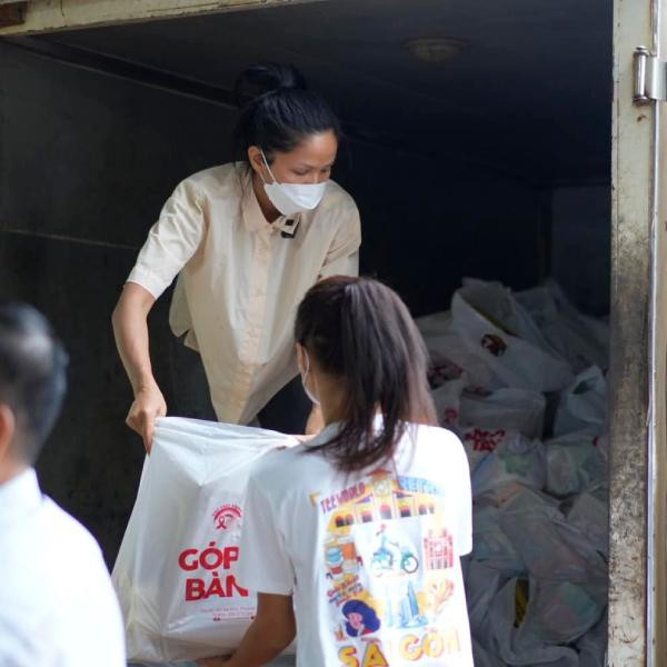 ..cho đến việc phát quà.