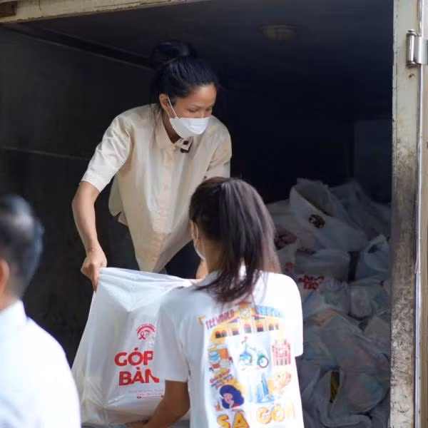 ...cho đến việc phát quà.