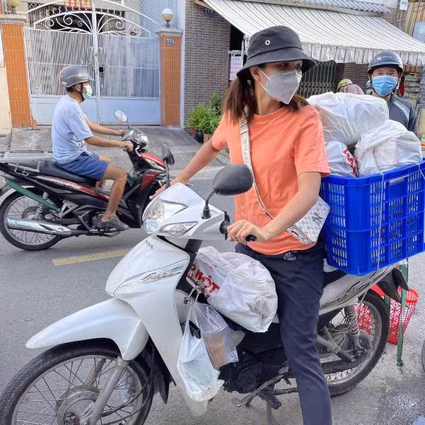 Hình ảnh này gợi lại giai đoạn TP. HCM giãn cách chống dịch COVID-19. Khi đó, H'Hen Niê cũng lăn xả làm shipper mà không ngại vất vả trong bộ dạng xuề xòa hết sức có thể.