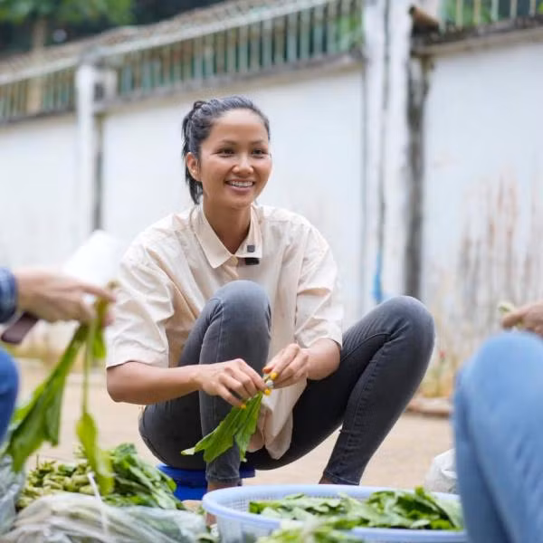 Cô tiếp tục chia sẻ loạt ảnh giản dị đi làm từ thiện.