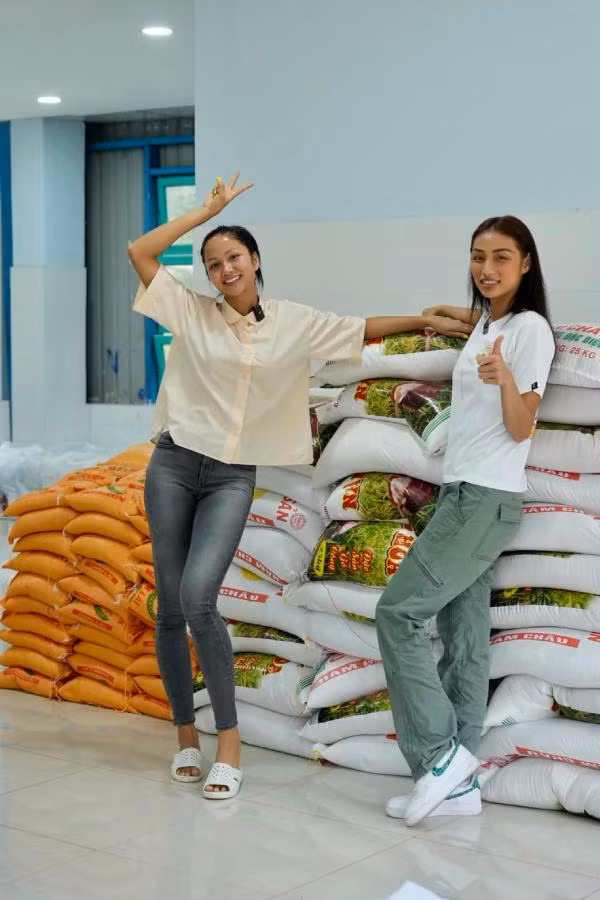 Tuy nhiên, H'Hen Niê cũng không phân bua hay giải thích.