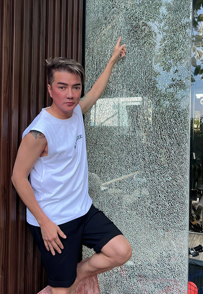 Dam Vinh Hung bao cong an vi ke la ban vo cua kinh nha