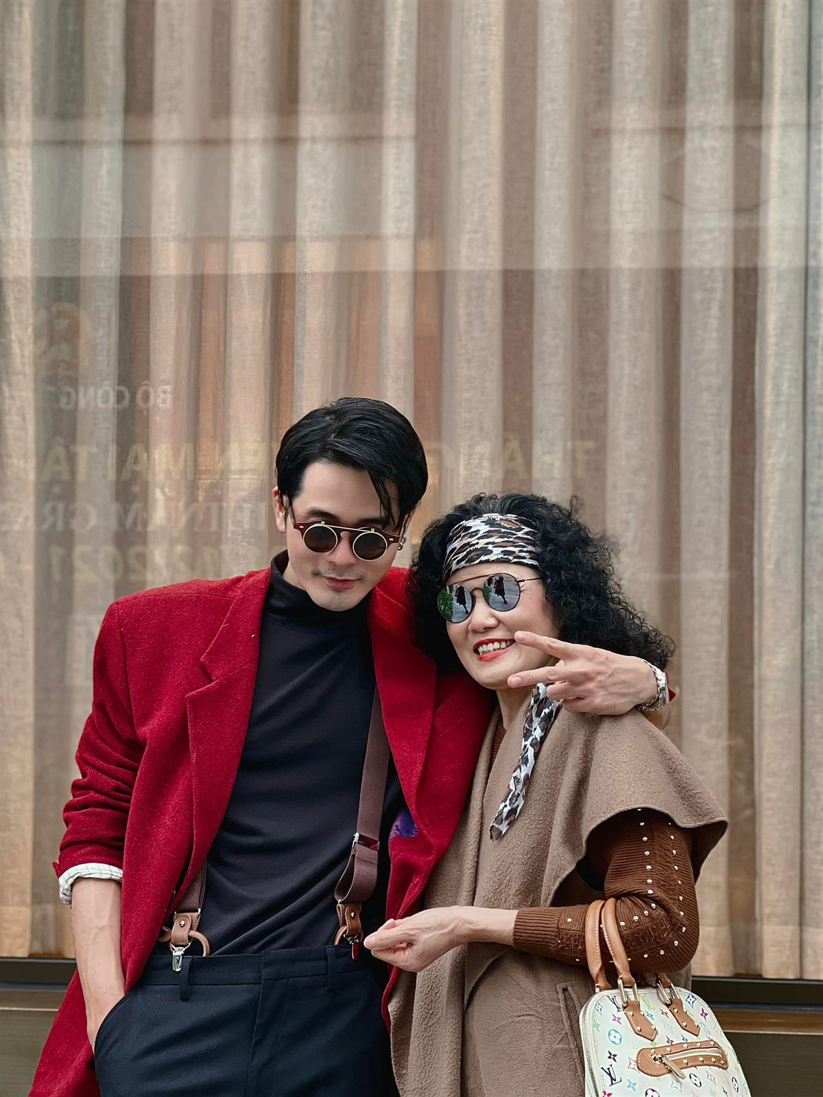 Dương Mạc Anh Quân sành điệu bên mẹ.