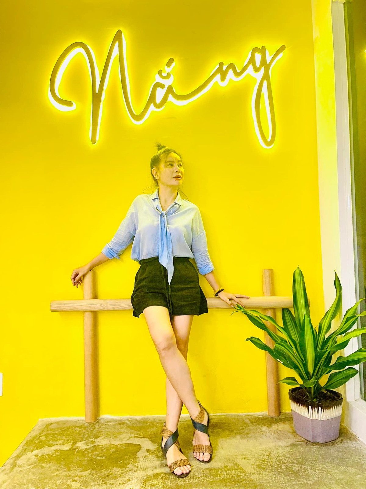 Cát Phượng khoe chân dài.