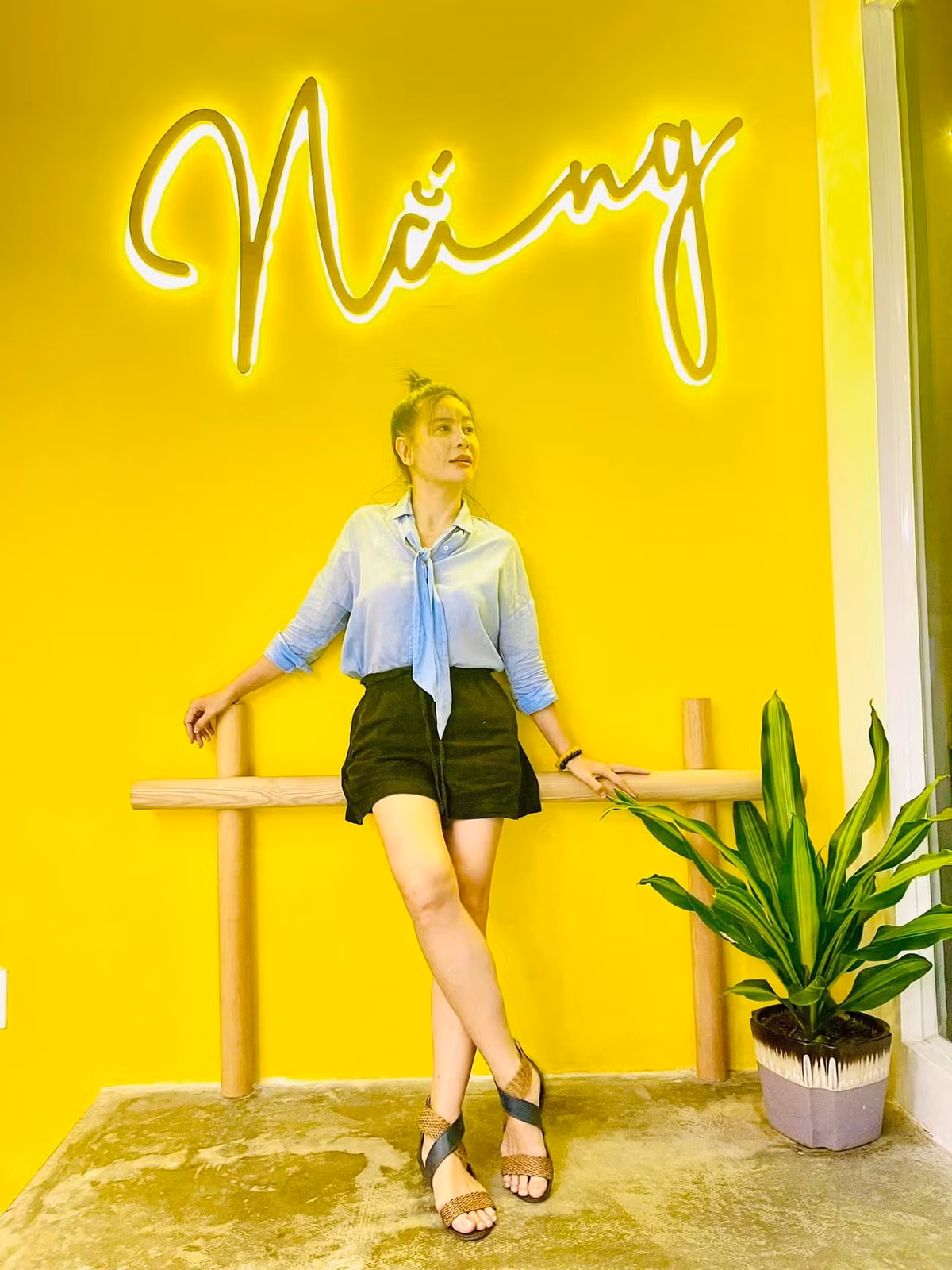 Cát Phượng khoe chân dài.