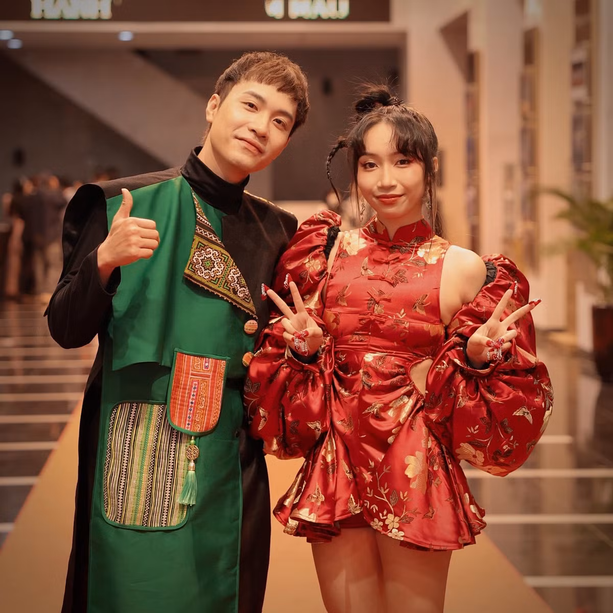 Phạm Anh Duy thân thiết bên Mỹ Anh.