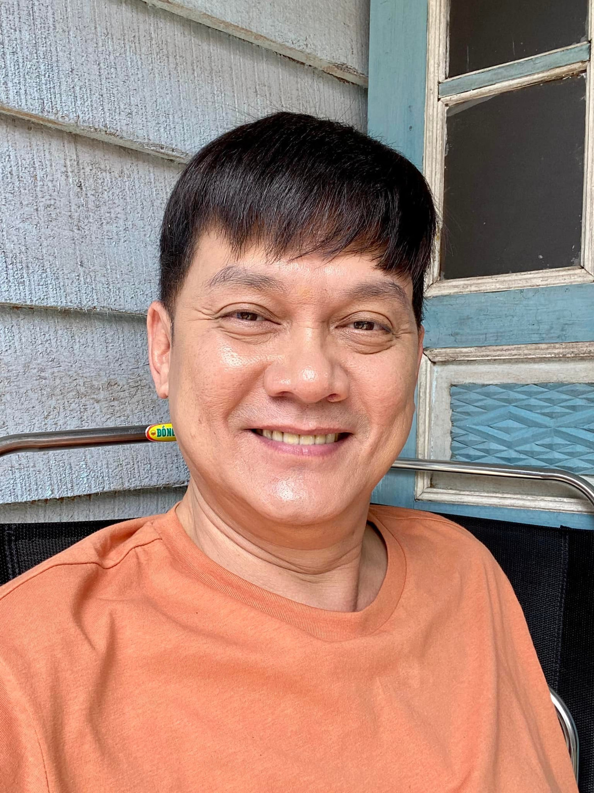 Tạo hình tóc 'ngố' của Hữu Châu trong phim đang quay.