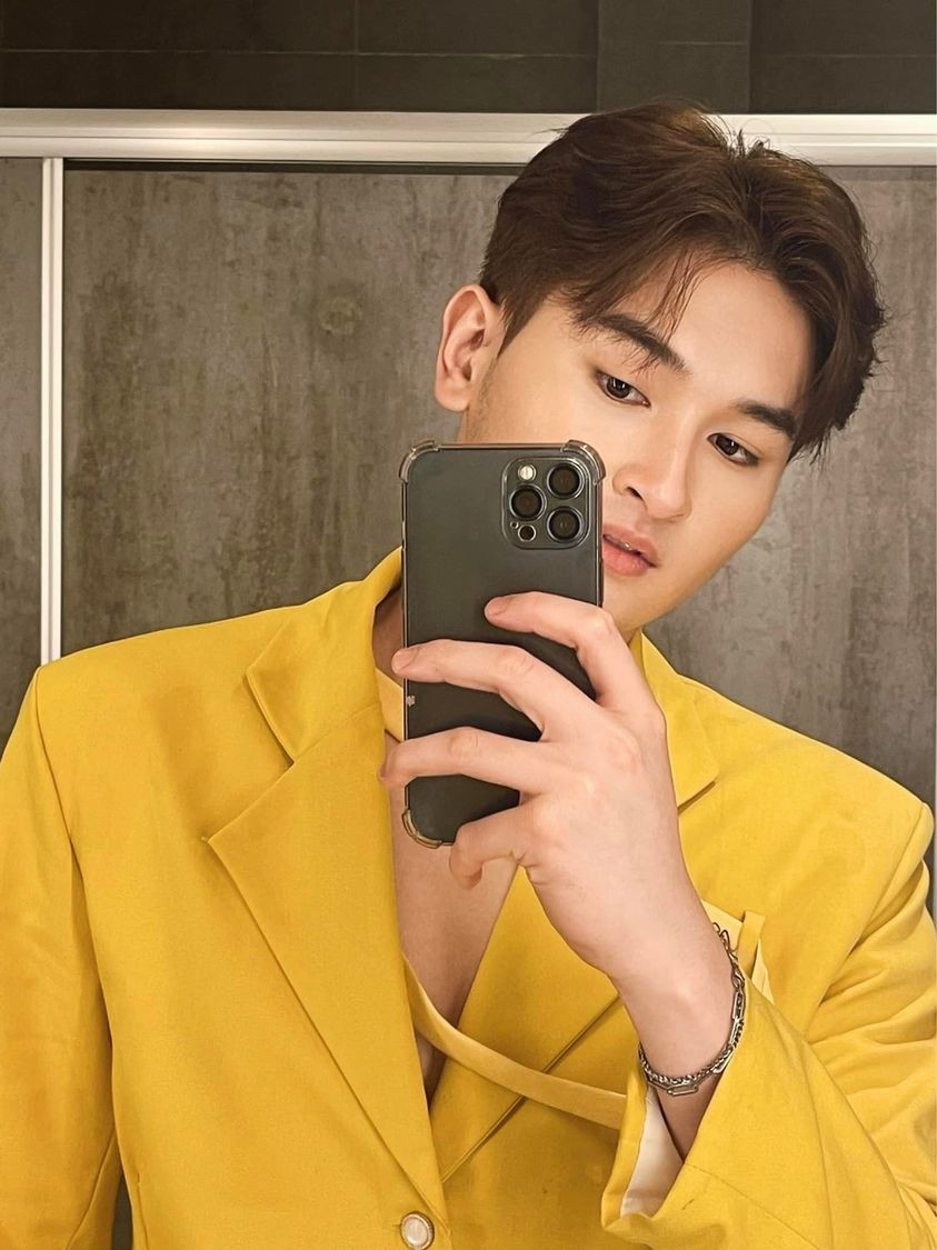 Võ Minh Khải chọn màu vàng ưa thích lấy hên đầu năm.