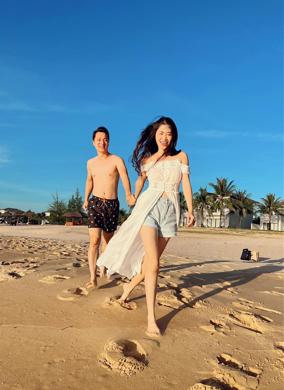 Đăng Khôi quấn quýt bà xã bên biển.