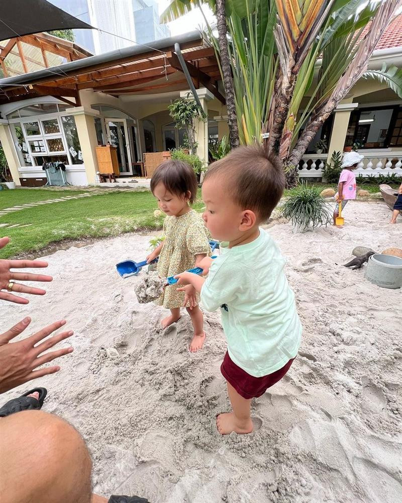 au chuyến về quê nội Thụy Điển chơi dài ngày, cặp nhóc tỳ đã quay trở về Việt Nam và như bao bạn khác đến trường đi học.